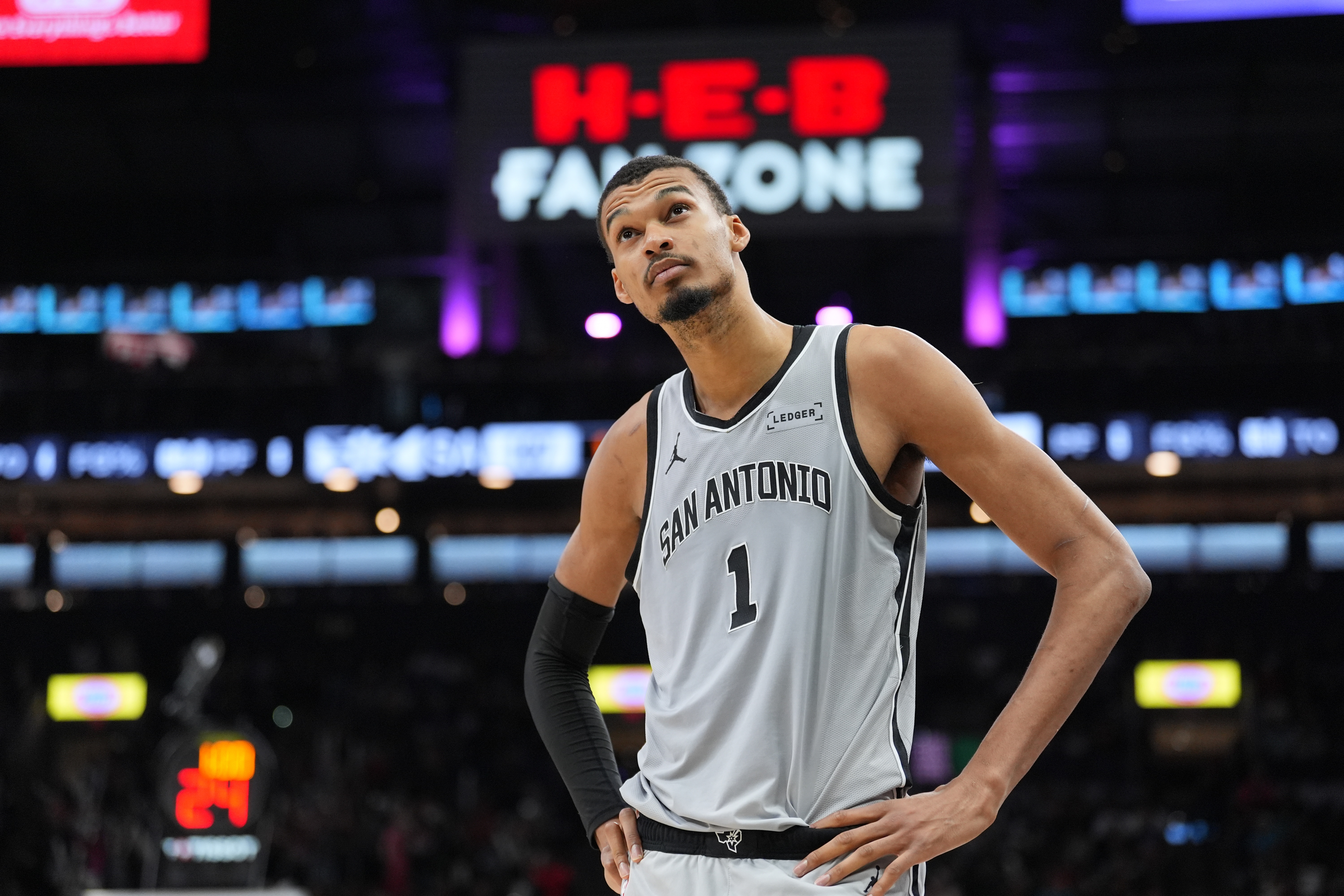 体育app下载官网-赛后在技术台干嘛？文班：他们修正了我的数据 漏了我一次盖帽