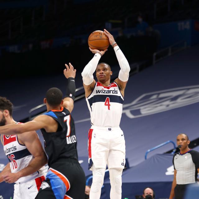 九游体育网页版-近11战砍10次三双！韦少距加冕历史三双王只差一步