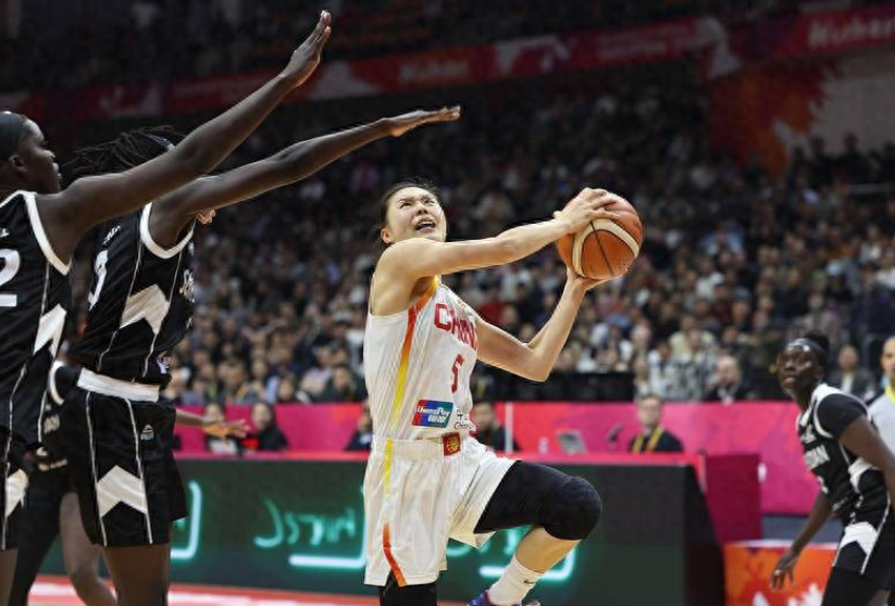 九游体育网站入口-女篮10分险胜南苏丹，3人满分3人不及格，宫鲁鸣做对了两个选择