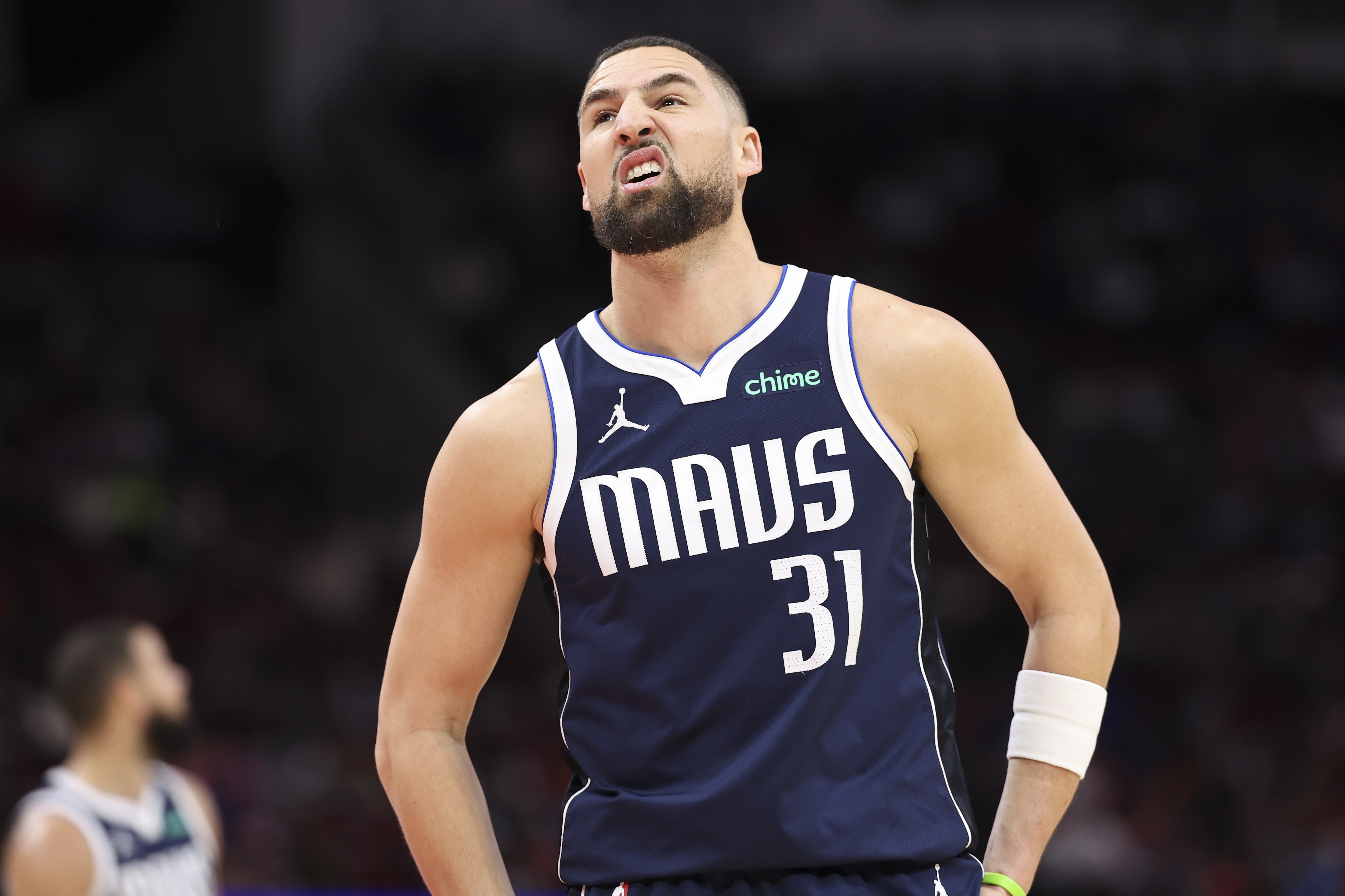 九游体育网站入口-尽力输出！克莱全场13投7中&amp;三分10中4 拿下18分1篮板2助攻